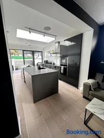 Kaimes Kip Stylish Edinburgh Five Bedroom Home - Image 2