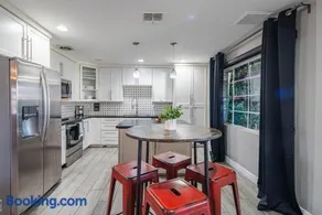 Minutes to Old Town & Stadium, Pool, Sauna, Gazebo, Hot Tub, Fire Pit, Sleeps 14 - Image 2