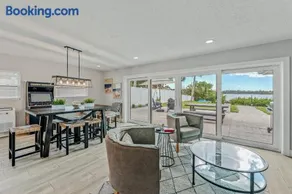 Waterfront home, luxury design, HOT TUB - Image 3