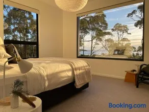 White Beach Retreat - Luxury With Water Views - Image 5