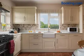 Chase Lodge, Kenilworth, Family Sized Cottage With free Wifi - Image 2
