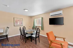 Cozy 3BR Casita Near Freeways with Gated Parking - Image 3