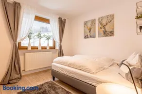 Neu saniertes Ferienhaus mit großem Garten - Image 2