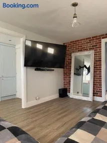 Modern Luxe Maisonette Near Station With Free Parking - Image 4
