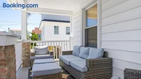 5BR plus Den - Downtown OC - Sleeps 16 - Image 1
