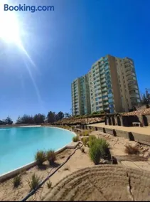 Maravilloso Depto 2D2B en Condominio LagunaMar con Vista Hermosa a la Laguna Estacionamiento y Piscina - Image 1