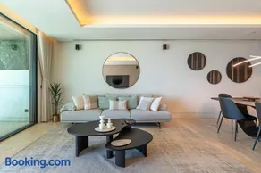 Luxury Front Line Beach Apartment - Image 4