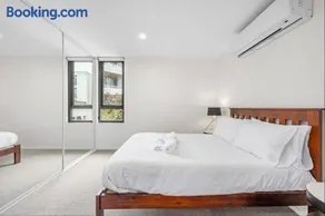 Light Filled 2BDR Loft in Kingston with Parking - Image 5