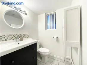 Richmond Airport Cozy Holiday House with free shuttle - Image 2