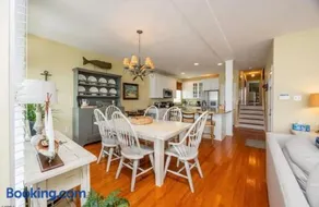 Spacious and Modern 4BR 3BA Gold Coast Condo Flat - Image 1