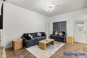 Cozy Stylish Retreat with Porch Swing Near Houston - Image 2