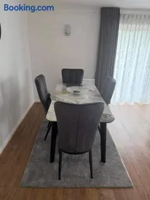 Apartment Sleeps 6 with Parking - Image 2