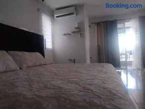 Habitación King con baño privado, AC, cerca a centro de eventos, aeropuerto,zona bancaria y comercial - Image 5