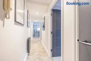 Stylish 2 Bed with Parking, 5 Min Walk to Windsor - Image 2