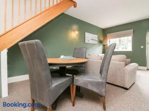 Wood Cottage - Image 3