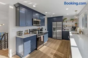 Spacious home with Game Room Hot Tub & Sauna - Image 3