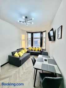 3BR Modernised Home Sleeps 8, Walking Distance to West End, Free Parking - Image 3