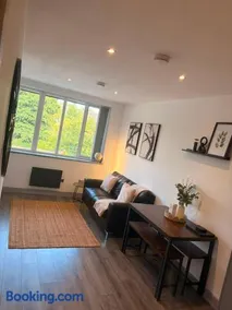 Bebe Rise Central Cannock 2 Bedroom Contractors Ample Parking and Restaurants - Image 1