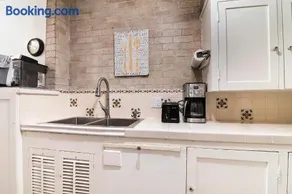 Cozy Beverly Hills Studio Near Shopping with Kitchen - Image 2