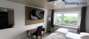 Zwei komfortable Zweibettzimmer mit Gemeinschaftsbad & Gemeinschaftsküche - Image 2
