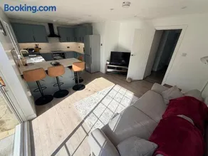 Spacious 4 Bed Canterbury Home Free Parking & Garden - Image 5