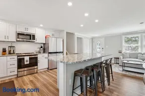 Renovated 3BR Near Sandy Point Beach - Image 4