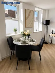 Brand New Modern & Comfy Apartment - Image 2