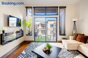 Galleria King Luxury Suite - Walk to Mall - Pool View - Image 1