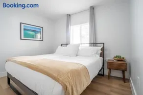 5BR HotTubPoolTableMiniGolf 7 min to Wynwood - Image 3