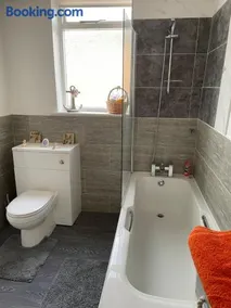 Large 4 bedroom house - Image 2