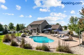 Sunny Days Await Seasonal Pool & Hot Tub Retreat - Image 1