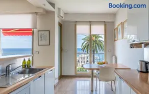 Free Parking Great Central Apartment With Sea View - Image 4