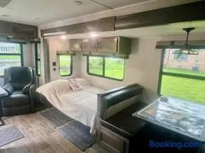 Beautiful 32' RV located in south Chicago suburb - Image 5