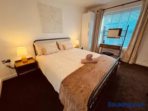 Spanish City View 2, Luxury Sea Front Apartment Free Onsite Parking - Image 5