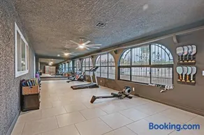 Luxury 5BR Retreat Pool Hot Tub Gym 7000sqf - Image 4