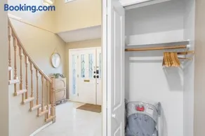 Spacious Family Retreat Central to YVR and Downtown - Image 3