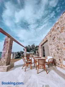 Stone built house next to the beach - Image 5