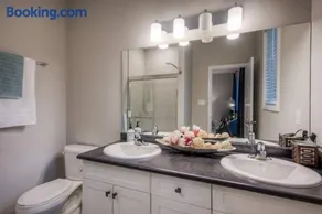 BRAND-NEW LUXURY SUITE in DOON SOUTH, min to 401 - Image 2