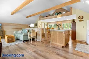 Riverbend Perch - River-view retreat for 2 with kitchen, patio, AC, Wi-Fi - Image 5