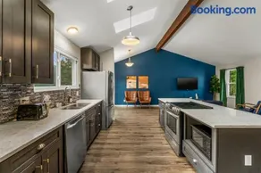 Modern 4BR Family Friendly Retreat with Hot tub - Image 2