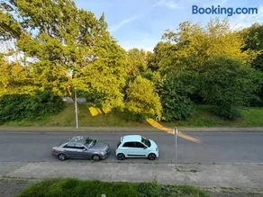 Spacious 2-Bedroom Apartment with Parking & Conservatory - Image 1