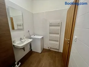 Apartment Yellow Rose, Perfect Location with Free Parking, 24h Checkin & Balcony - Image 4