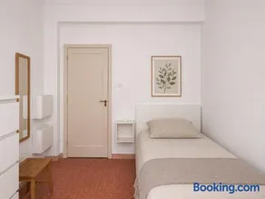 Room by Turia park - Image 2