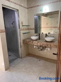 Casa en zona dorada - Image 2
