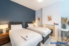 4 Bedroom Stylish House in Redditch - Free Parking - Image 2