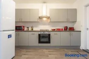 WGcDDE Large 3 Bedroom House - Close to MKM Stadium & A63 - Garden - Image 2
