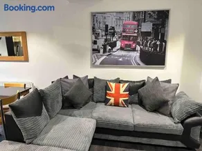 Stunning Flat with Parking Free near Sutton Station - Image 5