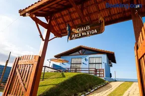 Chalé tranquilo com fogueira em meio à natureza - Image 1
