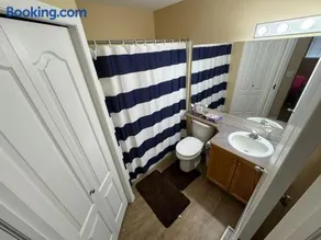 Cozy 2-Bedroom Suite Near Sylvan Lake - Image 4