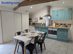 Maison charentaise avec piscine chauffée, jardin privé et proche commerces, idéale pour couples - Image 1